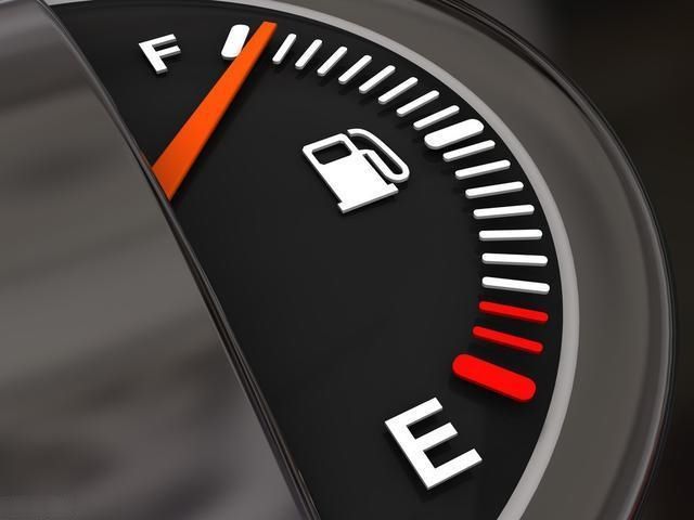 在高速公路上車快沒油了，附近又沒加油站該怎么辦？